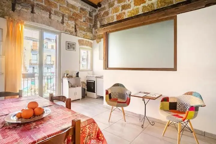 Zyz Apartments - sotto il Bastione dello Spasimo Palermo 0*,  Italia